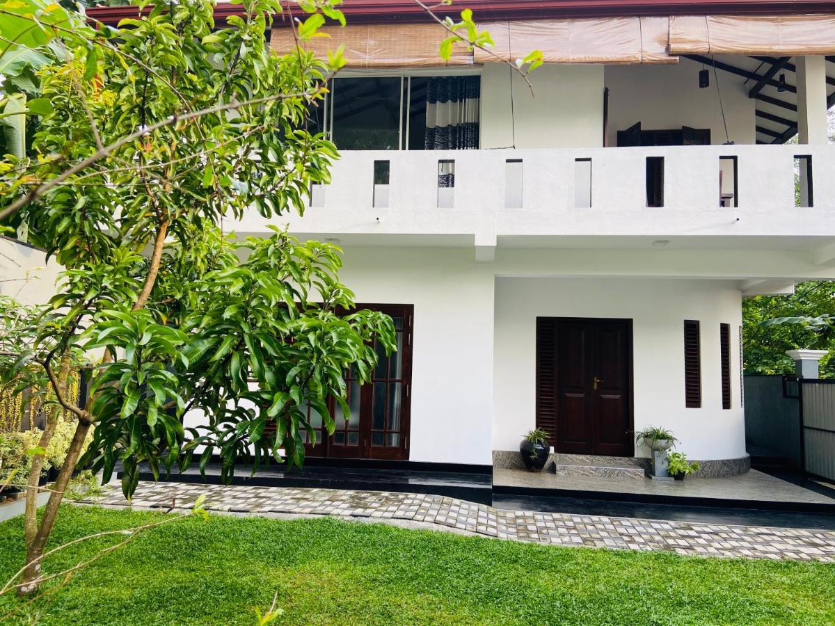 Sun White Villa Хиккадува Экстерьер фото