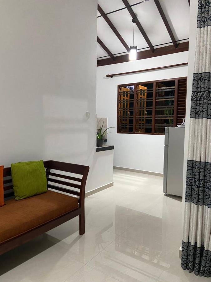 Sun White Villa Хиккадува Экстерьер фото